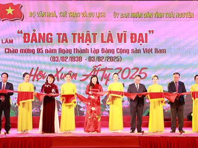 Khai mạc Triển lãm “Đảng ta thật là vĩ đại” 