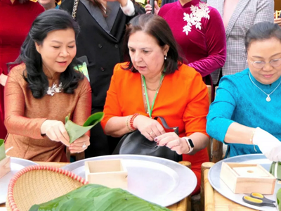 Chương trình ngoại giao văn hoá "Bản hoà ca Tết Việt"