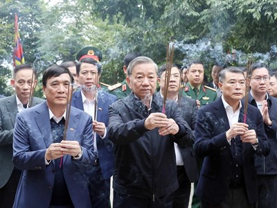 Tổng Bí thư Tô Lâm dâng hương tưởng niệm các Vua Hùng