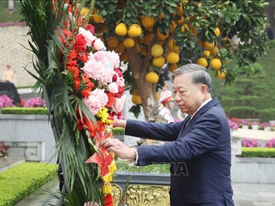 Tổng Bí thư Tô Lâm dâng hoa tưởng nhớ Chủ tịch Hồ Chí Minh tại Hà Giang