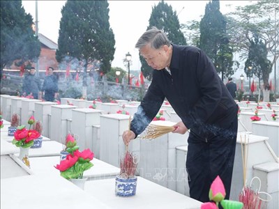 Tổng Bí thư Tô Lâm dâng hương tại Nghĩa trang liệt sĩ quốc gia Vị Xuyên (Hà Giang)