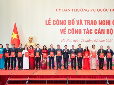 Công bố và trao Nghị quyết của Ủy ban Thường vụ Quốc hội về công tác cán bộ