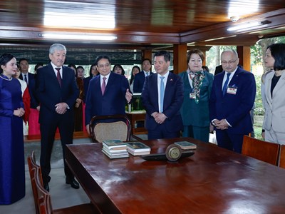 Hai Thủ tướng Việt Nam và Kyrgzystan thăm Nhà sàn, Ao cá Bác Hồ, thưởng thức cà phê