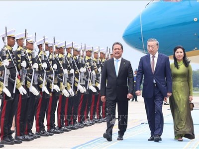 Bảy phát đại bác chào mừng Tổng Bí thư Tô Lâm và phu nhân tới Jakarta, Indonesia