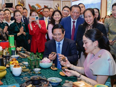 Thủ tướng Việt Nam và Thái Lan tham quan triển lãm sản phẩm thủ công mỹ nghệ, trải nghiệm làm tranh dân gian Đông Hồ