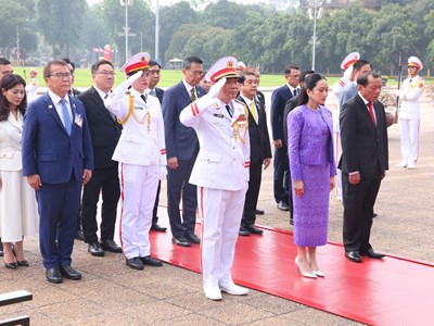 Thủ tướng Thái Lan vào Lăng viếng Chủ tịch Hồ Chí Minh