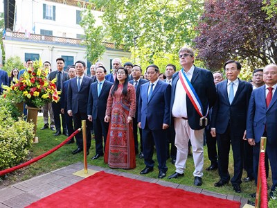 Thủ tướng Phạm Minh Chính dâng hoa tưởng niệm, thăm Không gian Hồ Chí Minh tại Montreuil, Pháp