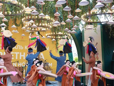 Lần đầu tiên trước Quảng trường Đỏ tràn ngập sắc màu và phong vị văn hóa Việt