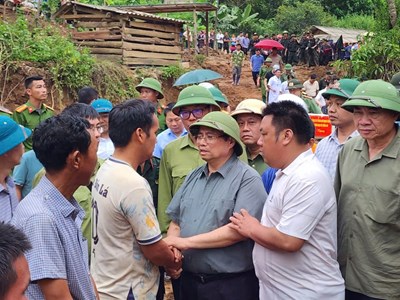 Thủ tướng thăm, động viên người dân vùng lũ Tìa Dình