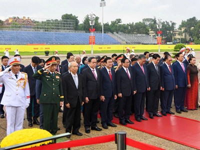 Lãnh đạo Đảng, Nhà nước vào Lăng viếng Chủ tịch Hồ Chí Minh, dâng hương tưởng niệm các anh hùng liệt sĩ