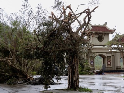 Khẩn trương hỗ trợ nhân dân khắc phục hậu quả bão số 10 và mưa lũ