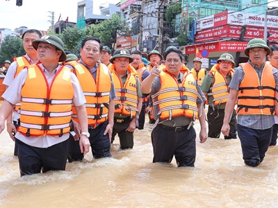 Thủ tướng thăm hỏi người dân, chỉ đạo khắc phục hậu quả mưa lũ tại Thái Nguyên