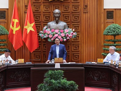 Bằng mọi giá tiếp cận các khu vực đang bị lũ chia cắt để tiếp tế cho người dân