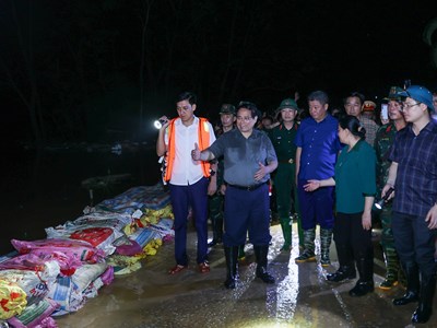 Thị sát xã ngoại thành Hà Nội ứng phó lũ trong đêm, Thủ tướng chỉ đạo sẵn sàng sơ tán dân khi cần thiết