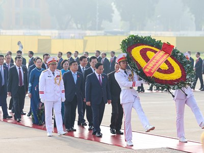 Đoàn đại biểu dự Đại hội Đảng bộ Chính phủ vào Lăng viếng Chủ tịch Hồ Chí Minh