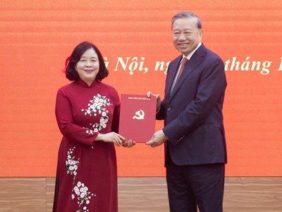 Bà Bùi Thị Minh Hoài tham gia Ban Bí thư, giữ chức Bí thư Đảng ủy MTTQ, các đoàn thể Trung ương