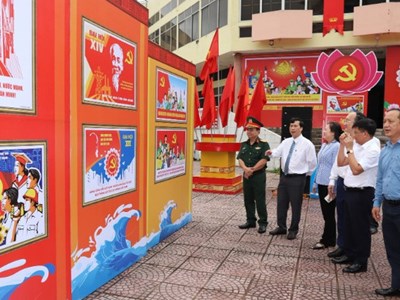 Triển lãm tranh cổ động tấm lớn tuyên truyền Đại hội Đảng 