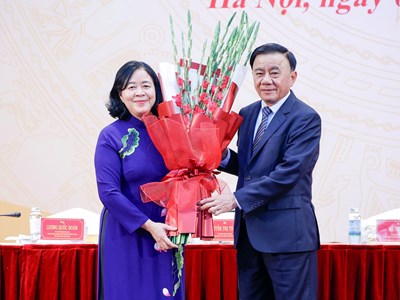 Bà Bùi Thị Minh Hoài giữ chức Chủ tịch Ủy ban Trung ương MTTQ Việt Nam