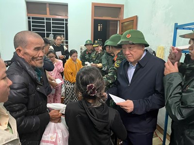 Phó Thủ tướng Thường trực Nguyễn Hòa Bình kiểm tra, chỉ đạo khắc phục hậu quả mưa lũ tại Đắk Lắk