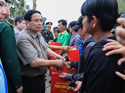 Thủ tướng Phạm Minh Chính thăm, động viên người dân tại "rốn lũ" Hòa Thịnh, tỉnh Đắk Lắk