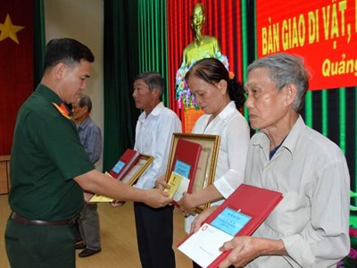 Bàn giao hiện vật, kỷ vật trong chiến tranh cho cán bộ, chiến sĩ hoặc thân nhân trong năm 2026