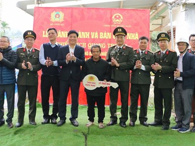 Thủ tướng chỉ đạo hỗ trợ thiết bị, đồ dùng thiết yếu cho hộ gia đình khó khăn có nhà bị sập, đổ, lũ cuốn