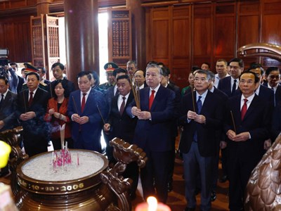 Tổng Bí thư Tô Lâm dâng hương tưởng niệm Chủ tịch Hồ Chí Minh tại Nghệ An