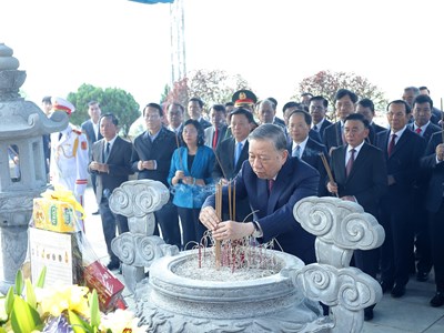 Tổng Bí thư Tô Lâm dâng hương tưởng niệm các bậc lãnh đạo tiền bối, anh hùng, liệt sĩ