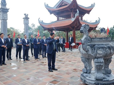  Thủ tướng dâng hương tưởng niệm Chủ tịch Hồ Chí Minh và các Anh hùng, liệt sĩ tại Điện Biên