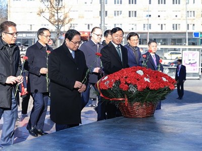 Thủ tướng dâng hoa tại Tượng đài Chủ tịch Hồ Chí Minh và Đài tưởng niệm Liệt sĩ Vô danh ở Moskva