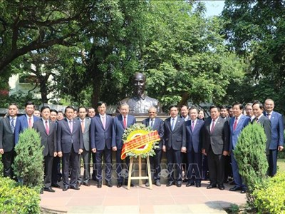 Tổng Bí thư, Chủ tịch nước Tô Lâm đặt vòng hoa tại Khu tưởng niệm Mahatma Gandhi và tượng Chủ tịch Hồ Chí Minh (Ấn Độ)
