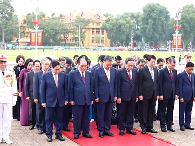 Lãnh đạo Đảng, Nhà nước vào Lăng viếng Chủ tịch Hồ Chí Minh, dâng hương tưởng niệm các Anh hùng liệt sĩ 