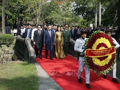 Tổng Bí thư, Chủ tịch nước Tô Lâm dâng hoa tại Tượng đài Chủ tịch Hồ Chí Minh ở Philippines