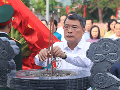 Thủ tướng dâng hương tưởng niệm các Anh hùng liệt sĩ tại Lạng Sơn
