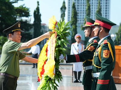Bộ trưởng Lương Tam Quang dâng hương tri ân các Anh hùng liệt sĩ, thăm, tặng quà các gia đình chính sách và người có công tại tỉnh Gia Lai
