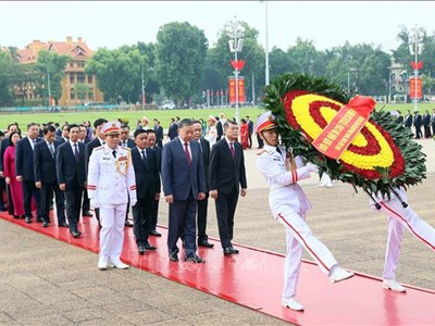 Ban Chấp hành Trung ương Đảng vào Lăng viếng Chủ tịch Hồ Chí Minh