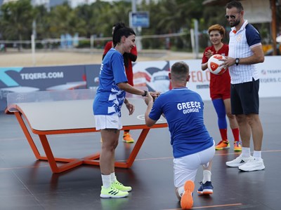 Bất ngờ với màn cầu hôn từ VĐV Hy Lạp với bạn gái tại Giải Teqball thế giới 2024