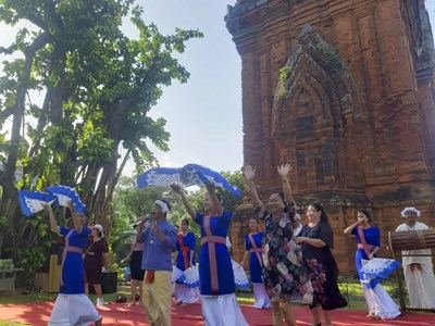 Hút khách bằng nhạc điệu dân gian Chăm bên tháp cổ nghìn tuổi