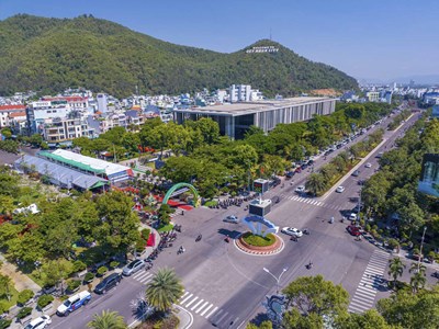 Bình Định “bắt tay” với FPT phát triển ngành trí tuệ nhân tạo, bán dẫn và an ninh mạng