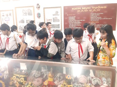 Gần 300 học sinh trải nghiệm nghệ thuật truyền thống