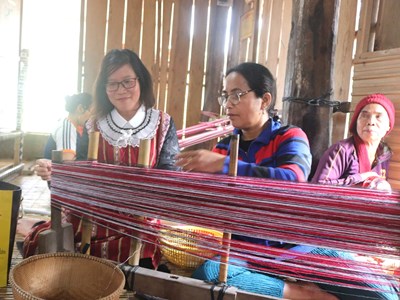 Người Ba Na bảo tồn nghề dệt thổ cẩm