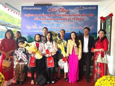 Những du khách đầu tiên đi bằng tàu hỏa “xông đất” Bình Định