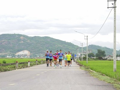 Gần 2.000 VĐV tham giải “Cồn Chim Half Marathon 2025 - Chạy về tuổi thơ”