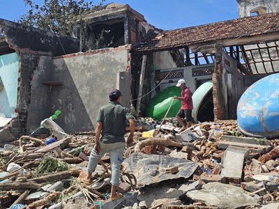 Làng chài biển Gia Lai tan hoang sau bão số 13