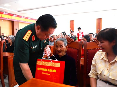 Chủ nhiệm Tổng cục Chính trị thăm, tặng quà gia đình chính sách tại Gia Lai