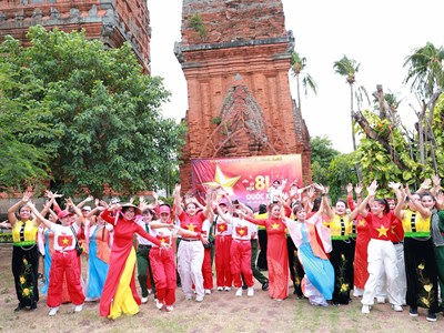 Quốc khánh 2.9: Di tích quốc gia Tháp Đôi sôi động, hút khách bằng chương trình nghệ thuật