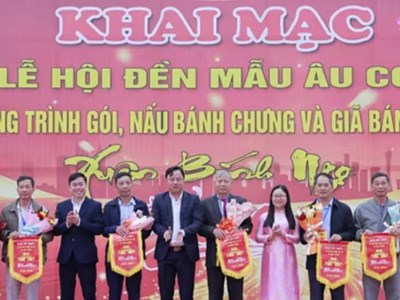 Lễ hội Đền Mẫu Âu Cơ thu hút đông đảo nhân dân và du khách 