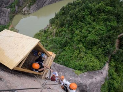 Cửa hàng tiện lợi treo lơ lửng giữa vách núi, muốn mua đồ phải leo 90 phút 