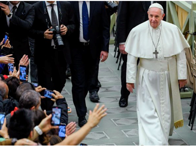 Phong cách thời trang của Giáo hoàng Francis: Mãi mãi là biểu tượng