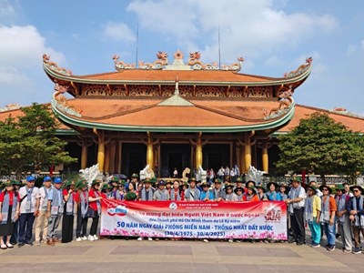 Đoàn kiều bào về dự Lễ kỷ niệm 50 năm thống nhất đất nước 